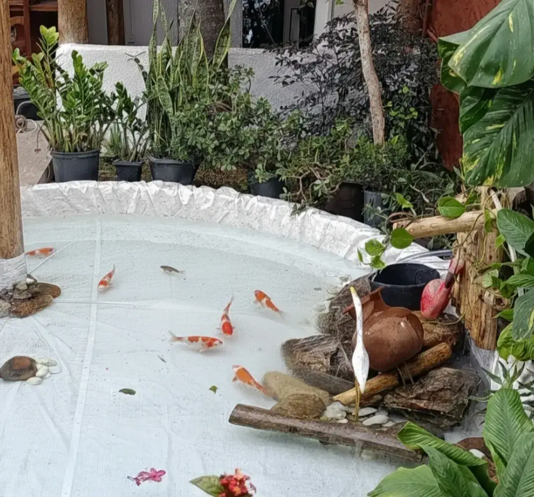 Piscina com detalhes em tijolinho e área de convivência lateral com banco de madeira.
