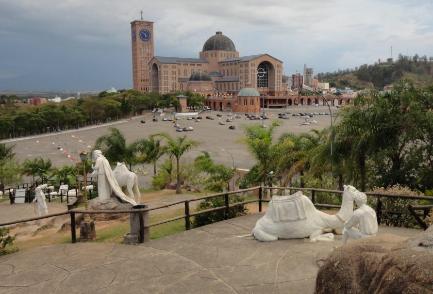Ao fundo Catedral de Aparecida do Norte.