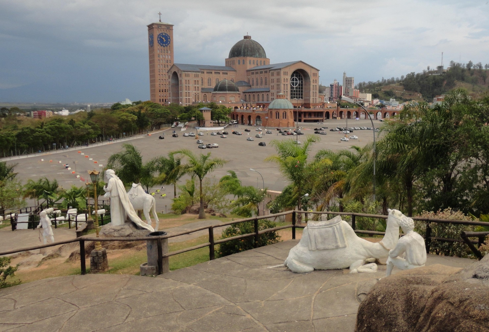 Ao fundo Catedral de Aparecida do Norte.